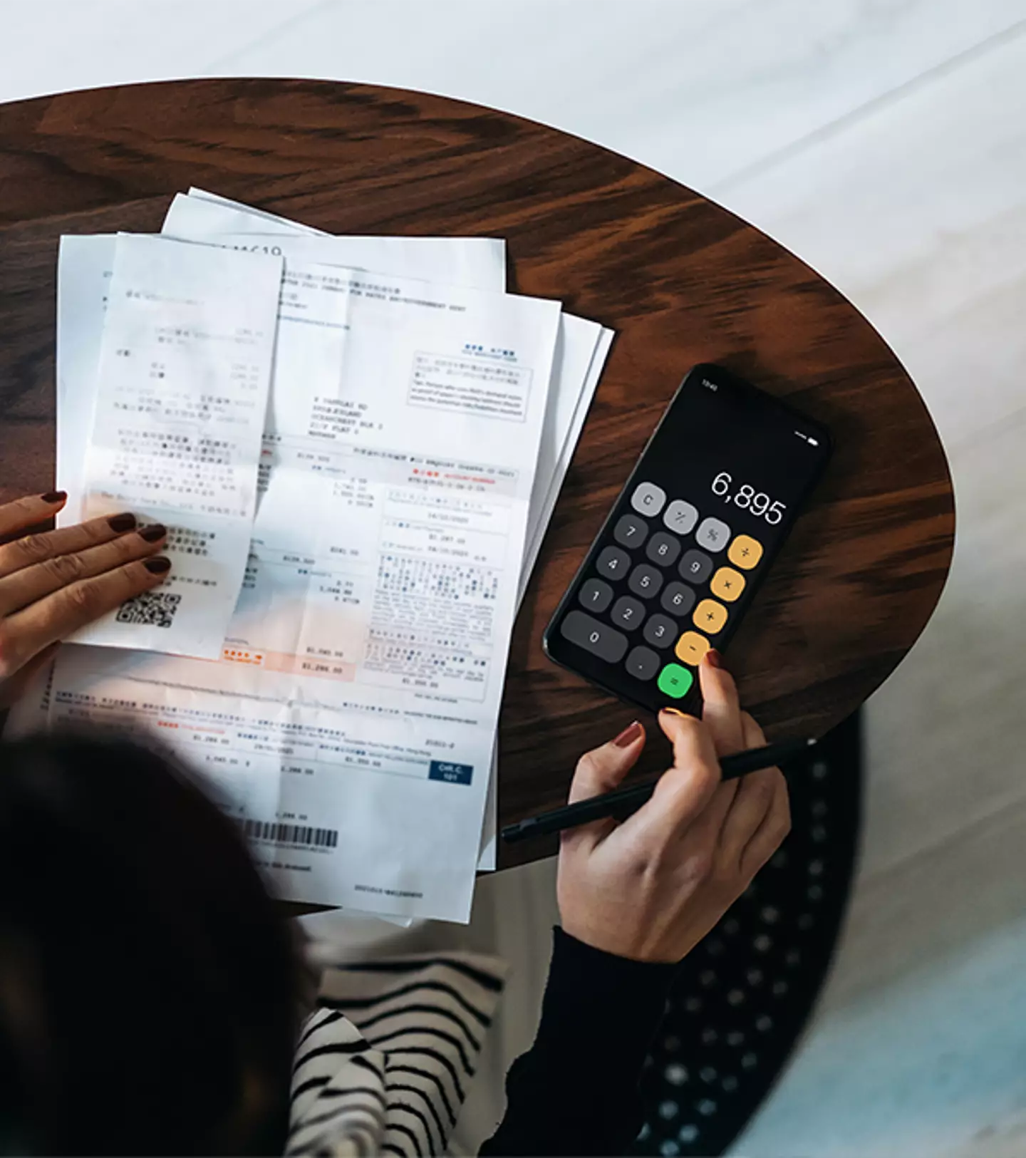 Aerated or regulated shower heads use water more efficiently than traditional types / d3sign / Karl Hendon / Getty