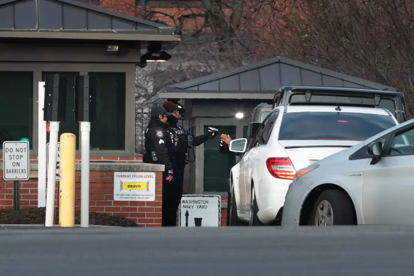 Workers faced lines to get into federal parking lots (Alex Wong/Getty Images)