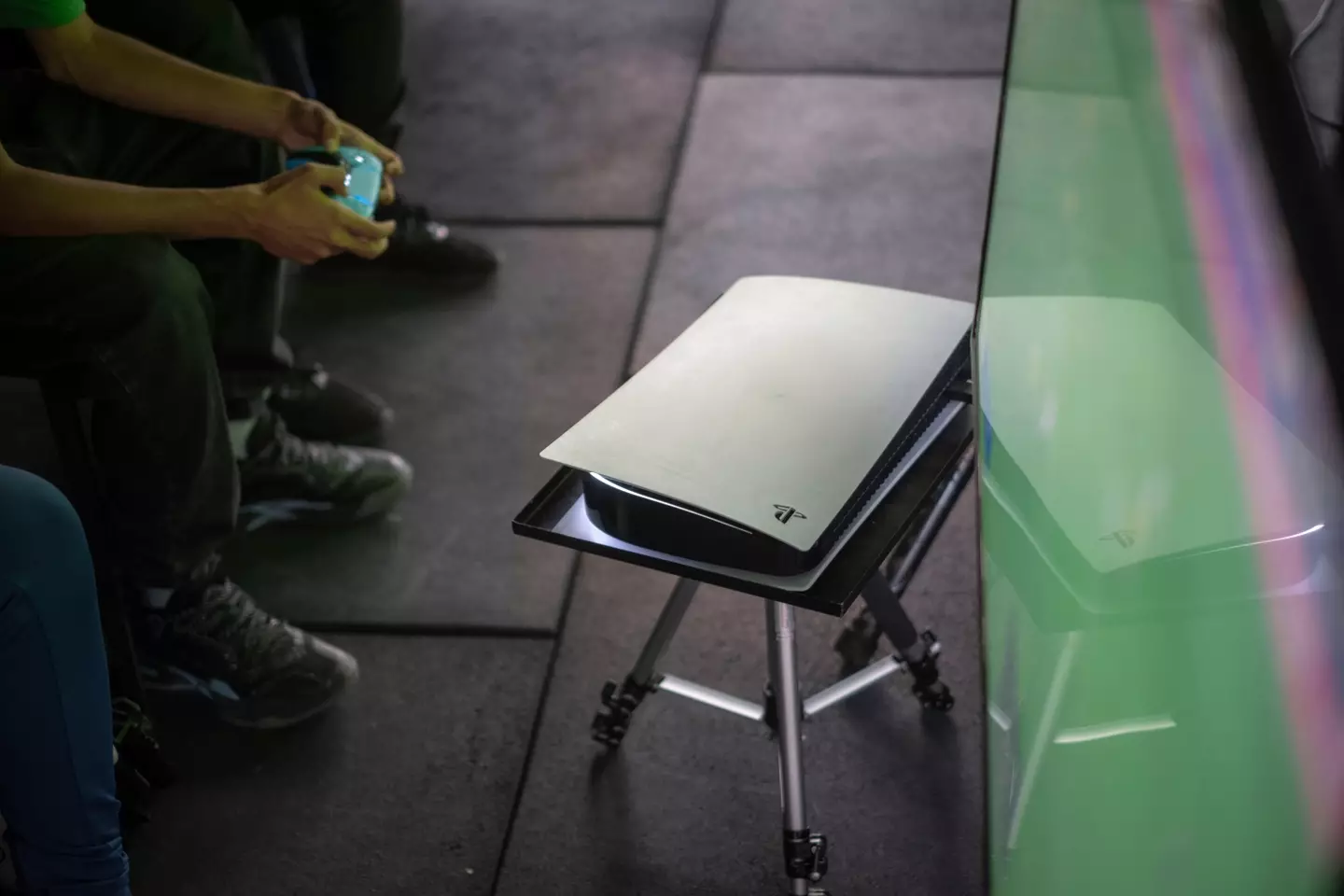 Looks like you're fine positioning your PlayStation however you like.