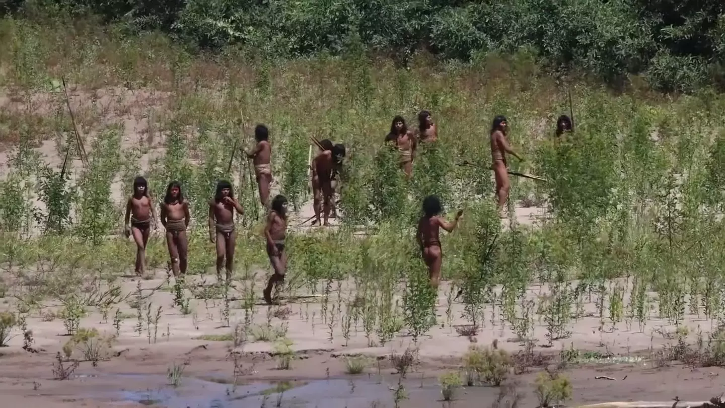 One explorer managed to capture jaw-dropping footage of the Sentilenese tribe from a distance (YouTube/Lex Clips)