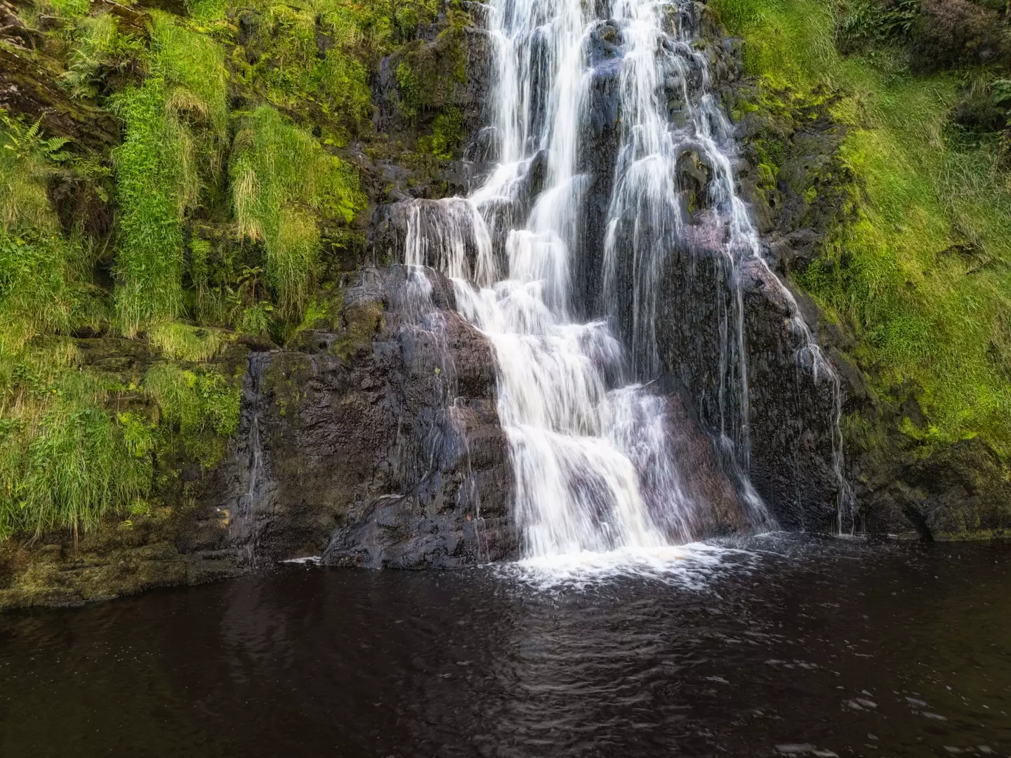 Moe Moe Sa Nay reportedly drowned after getting trapped between two rocks on the waterfall (aluxum/Getty)