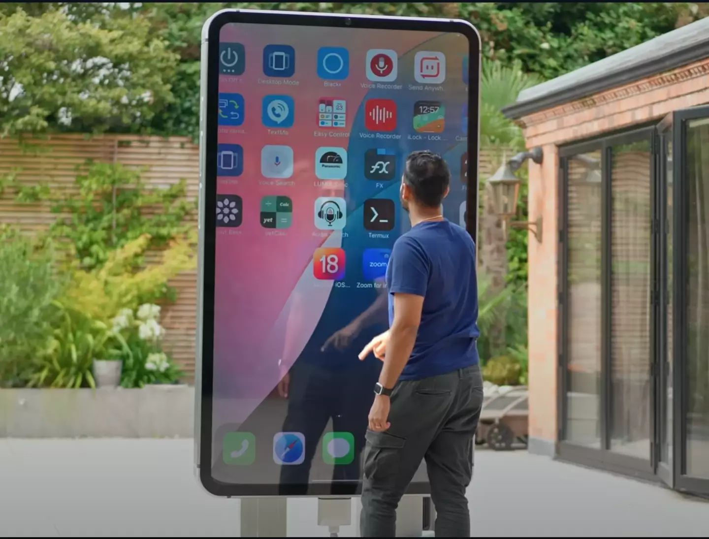 The gigantic phone even runs Windows (Mrwhosetheboss/YouTube)