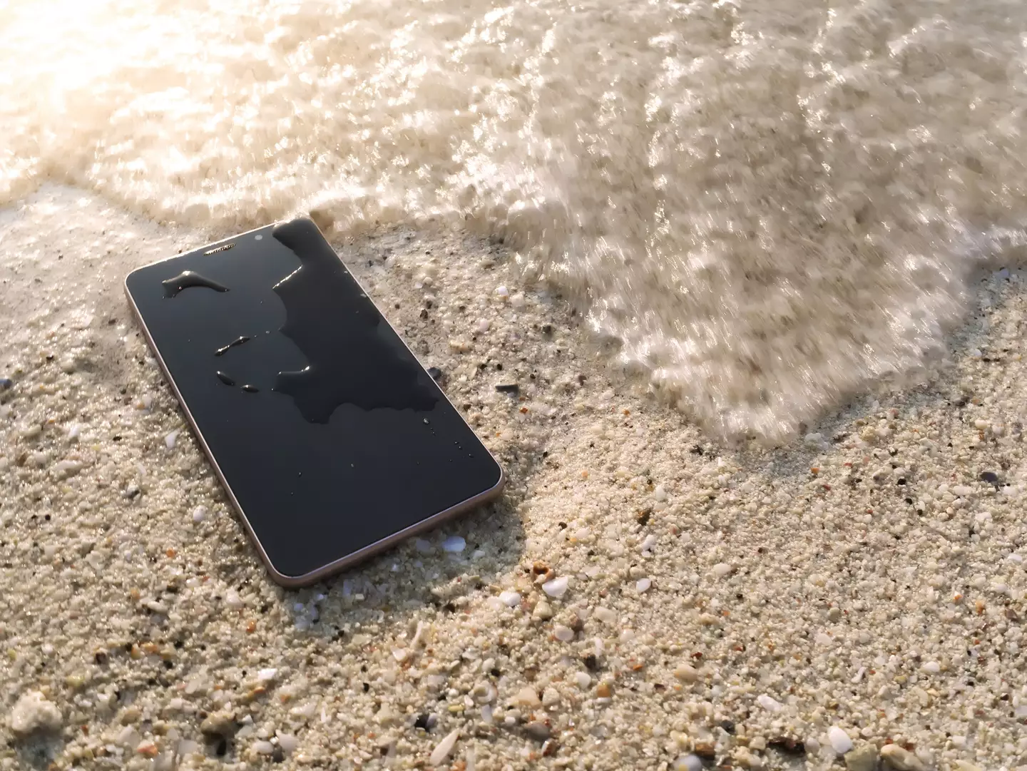 The video claims to fix a water damaged phone (tuaindeed/Getty Images)