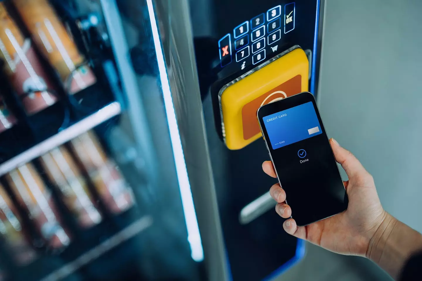 A vending machine experiment has demonstrated AI's troubling ability to shift its behaviour for its own gain. (d3sign/Getty)
