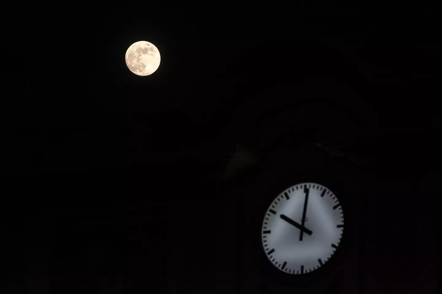 NASA will look at creating a new clock for the moon.
