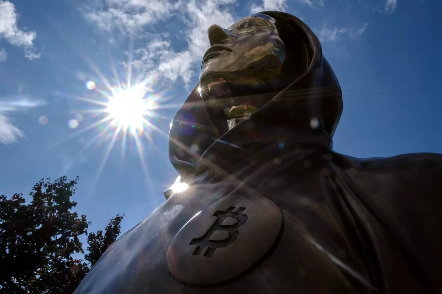 A statue dedicated to Satoshi Nakamoto in Budapest (Janos Kummer / Stringer / Getty)