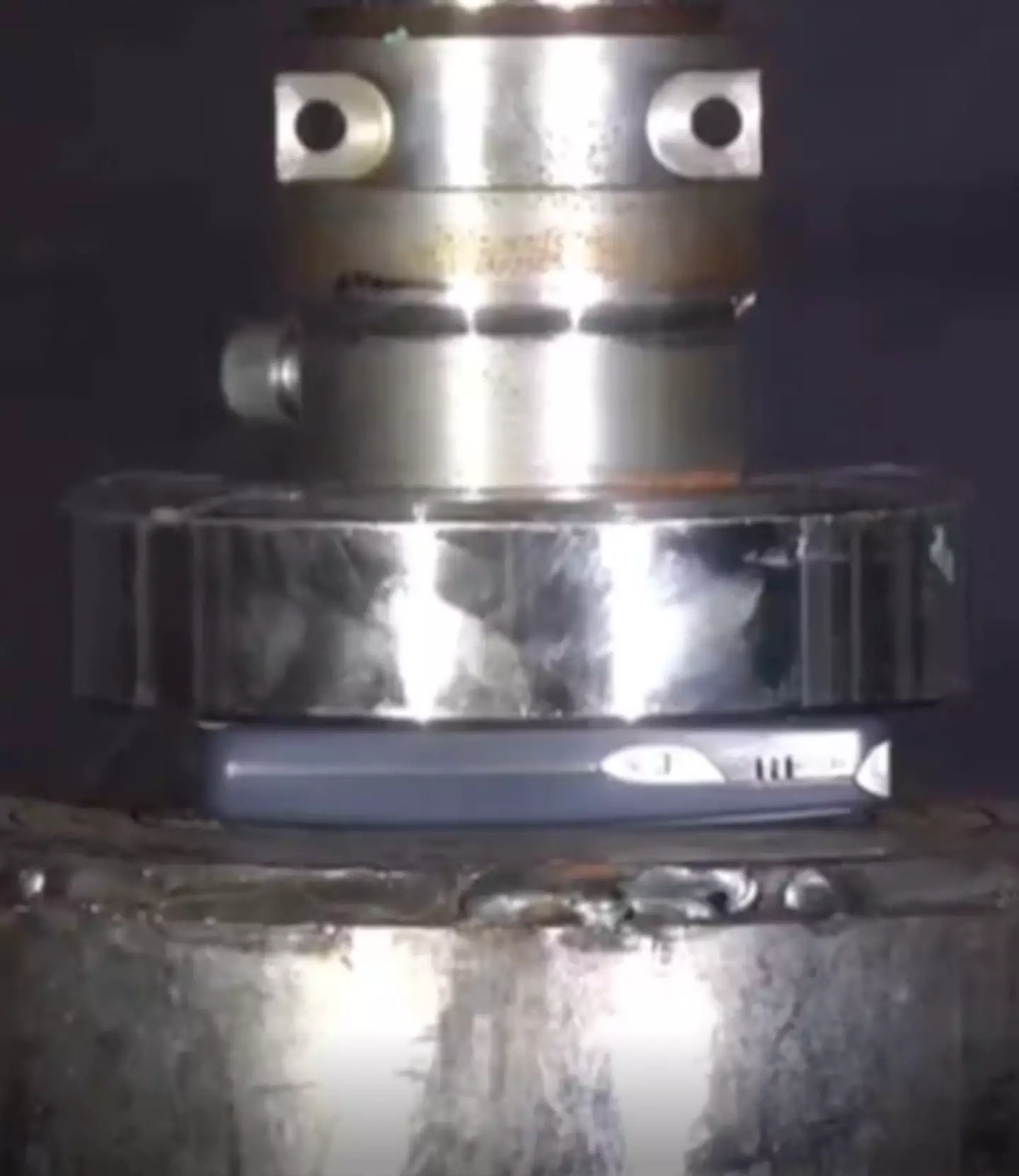 The results of the hydraulic press vs. the Nokia 3310 surprised viewers / u/Green____cat/Reddit