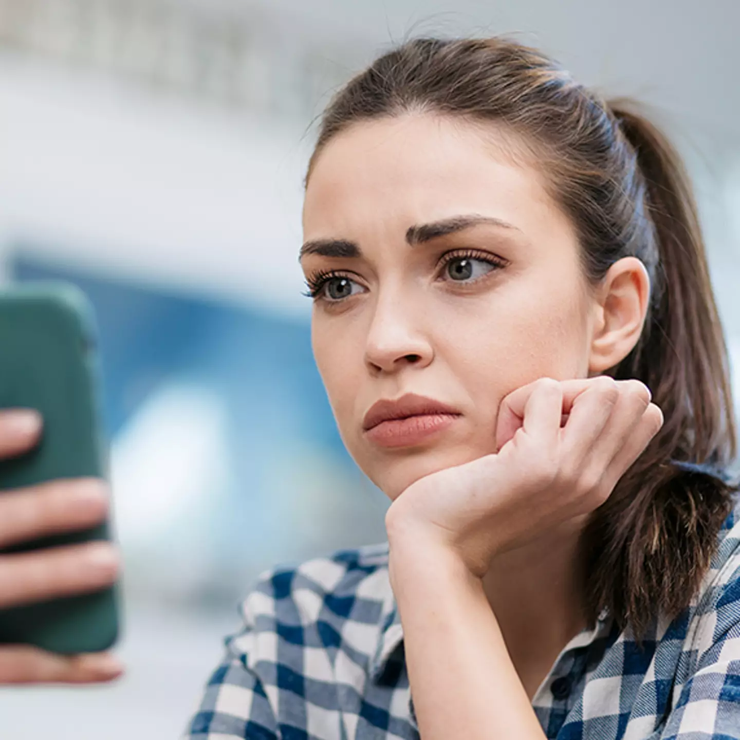 Women issue urgent warning to dating app users after horrific scammer ‘totally ruins their lives’