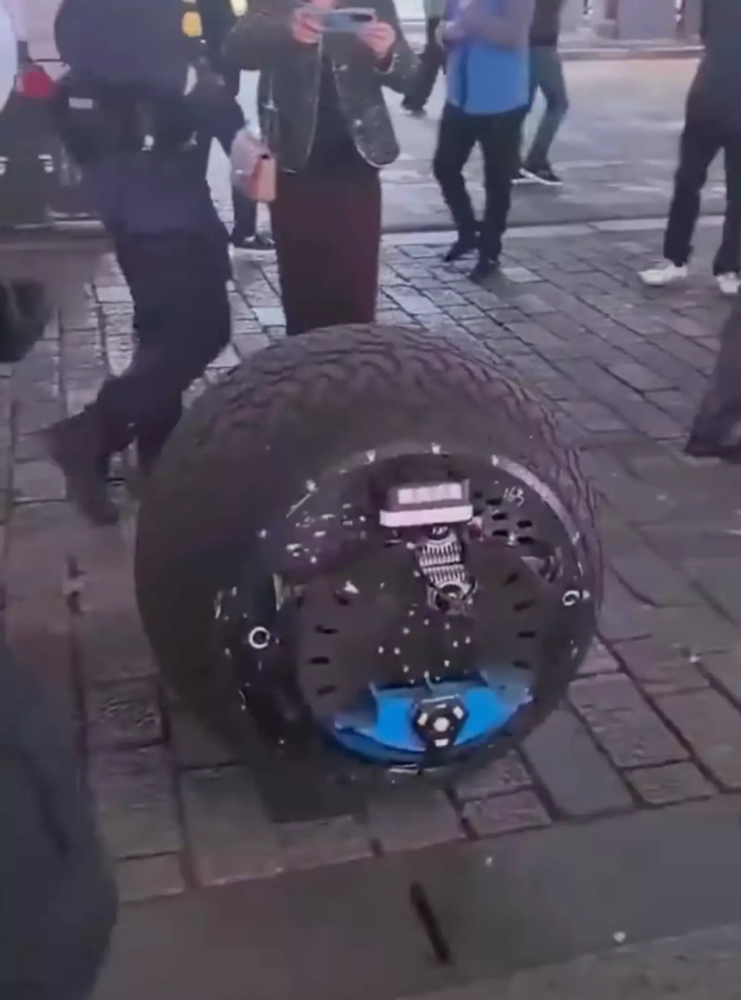 It's hoped that the robot will replace humans in stopping crime (Instagram/@chengdu_china)