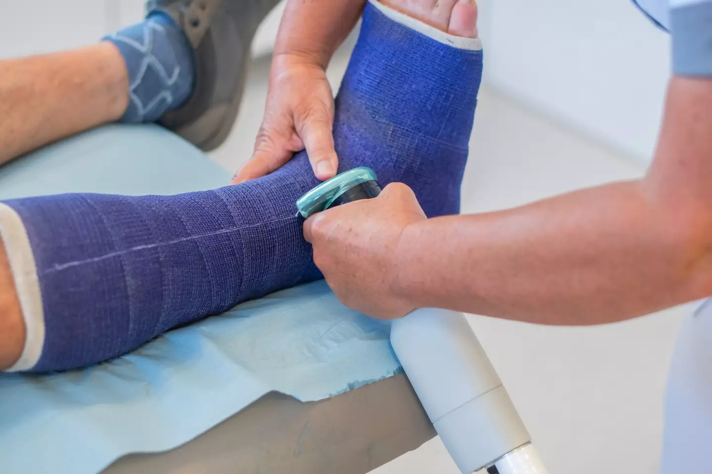 The medical saw has a special safety design (Ekaterina Toropova/Getty Images)