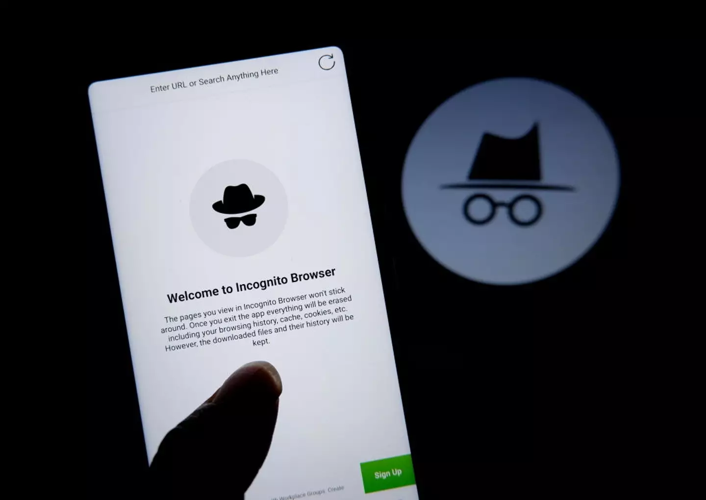 Incognito browsing doesn't hide your tracking data from Google. (SOPA Images/Contributor/Getty)