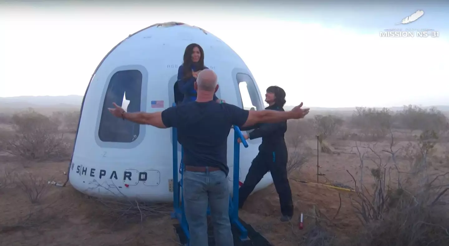 Cue jokes about Bezos falling for Sánchez (Blue Origin)