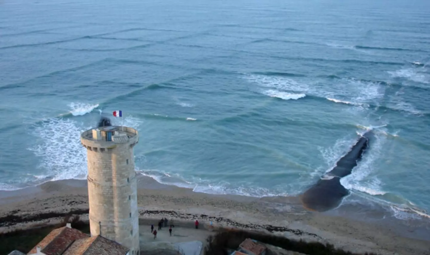 Cross waves can be extremely dangerous. (Wikipedia/Michel Griffon)