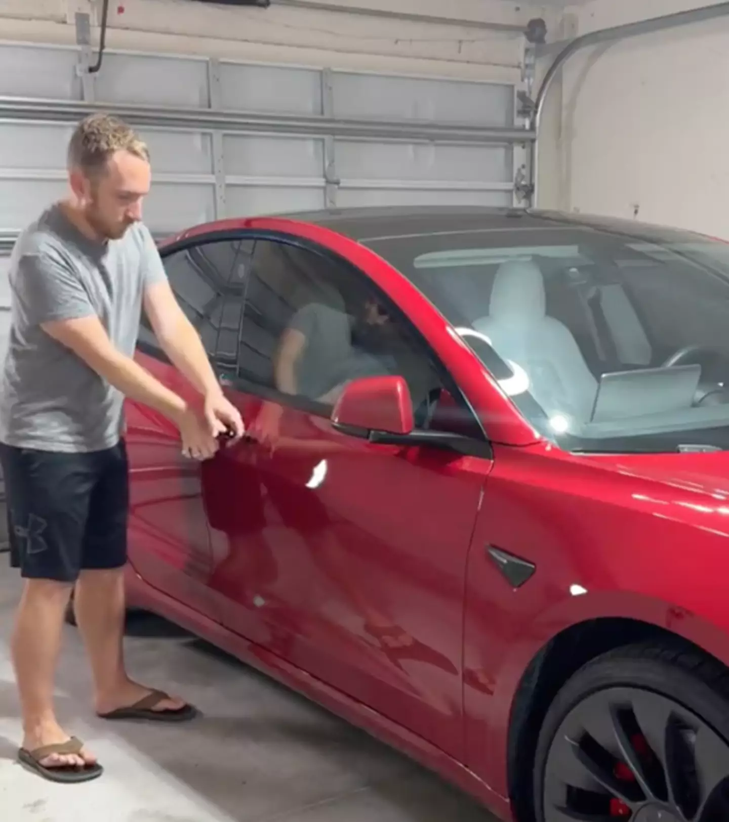 A Tesla owner shows what to do when the Tesla battery is fully drained / X/ @jeremyjudkins_