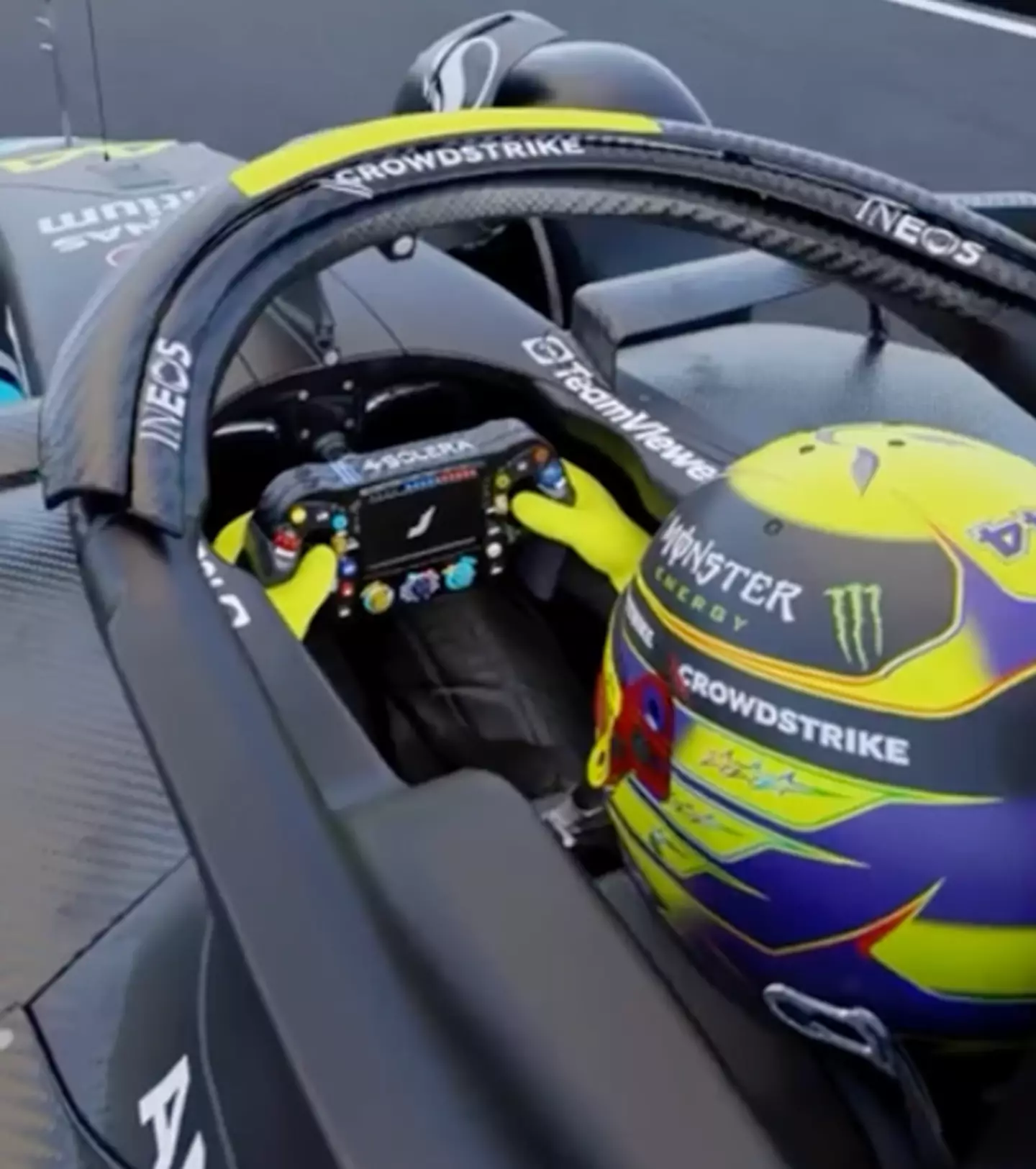 An expert shows what all the buttons on an F1 steering wheel do / u/boingggoesmyschlong/Reddit