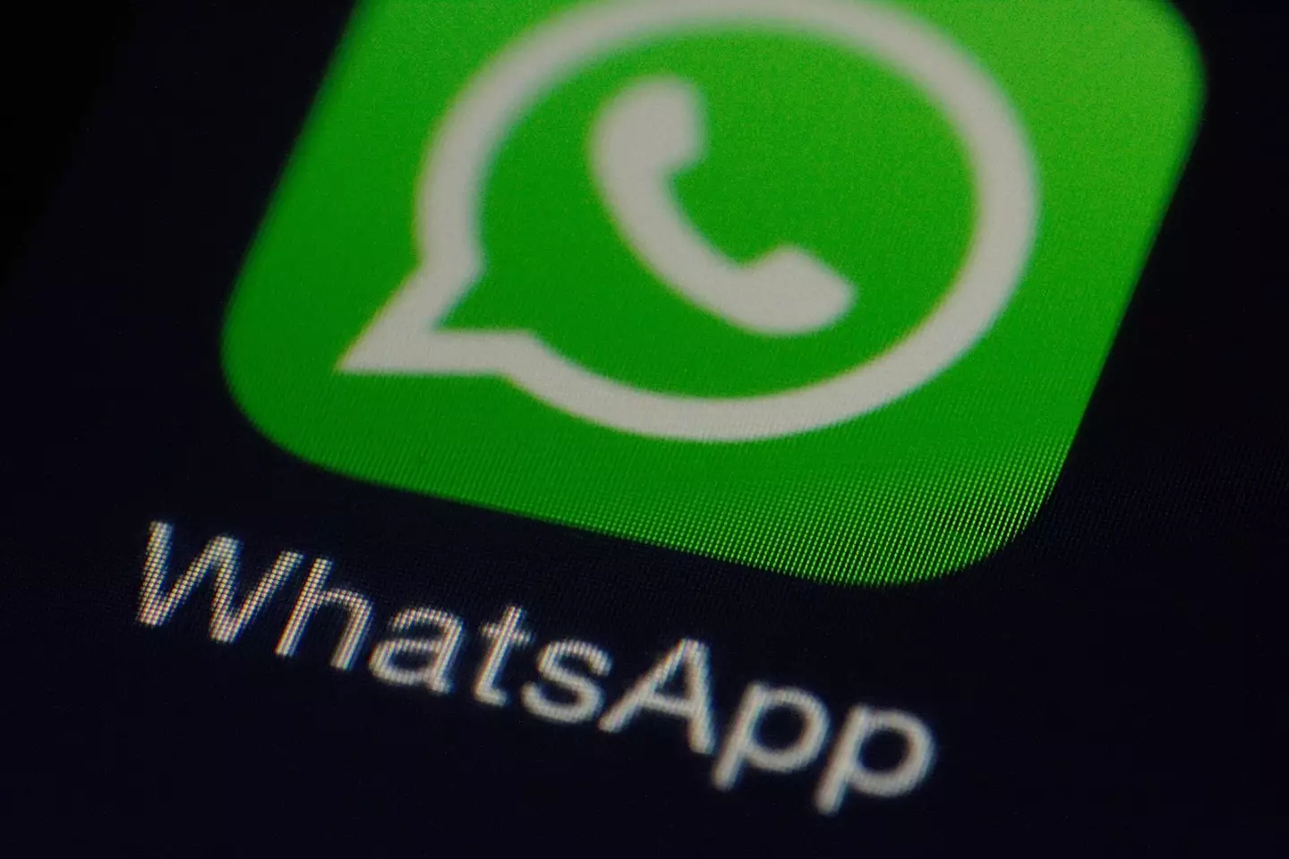 Whatsapp icon on phone by Alfredo Rivera from Pixabay