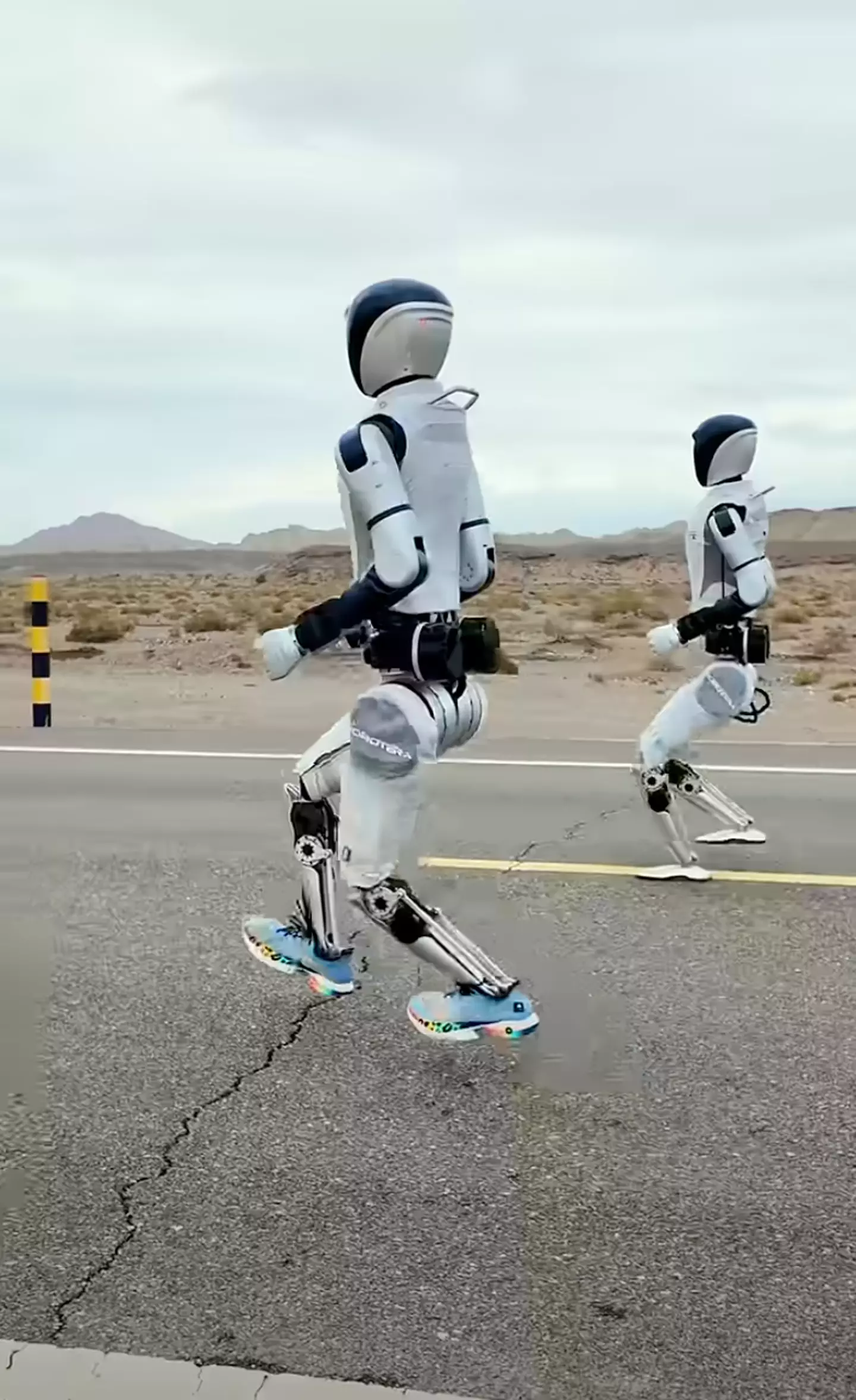 The robot runs quickly with the help of sneakers (YouTube/@ROBOTERA-pg4ew)
