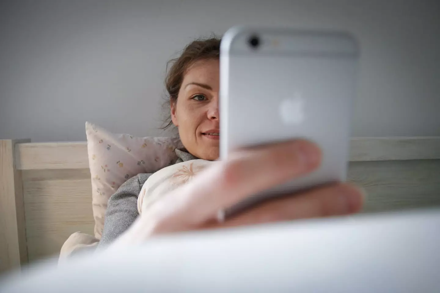 We should probably spend less time looking at our phone in the morning (Jaap Arriens/NurPhoto via Getty Images)