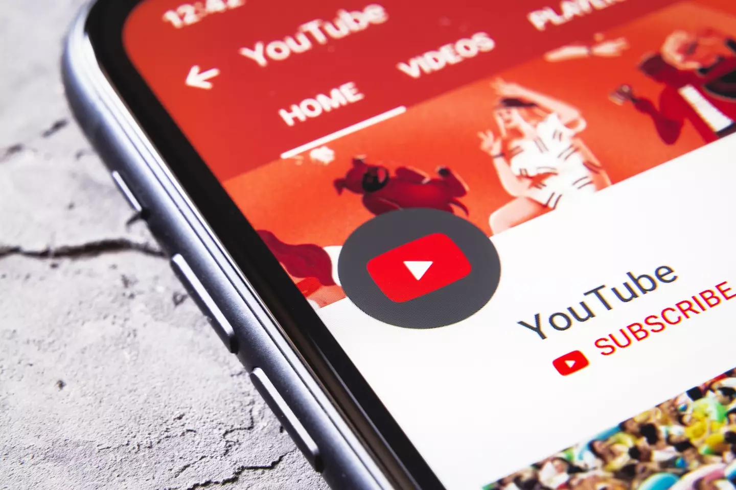 YouTube users continue to call app its UI changes (5./15 WEST / Getty)