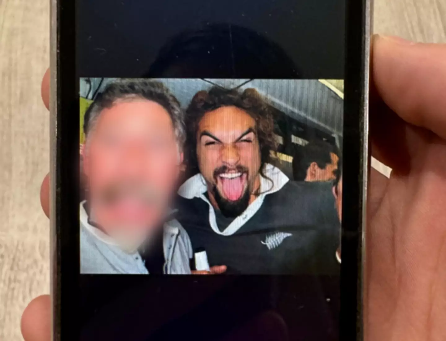 Jason Momoa was sticking his tongue out in the pics found on the iPhone (X/@ScottTheWoz)