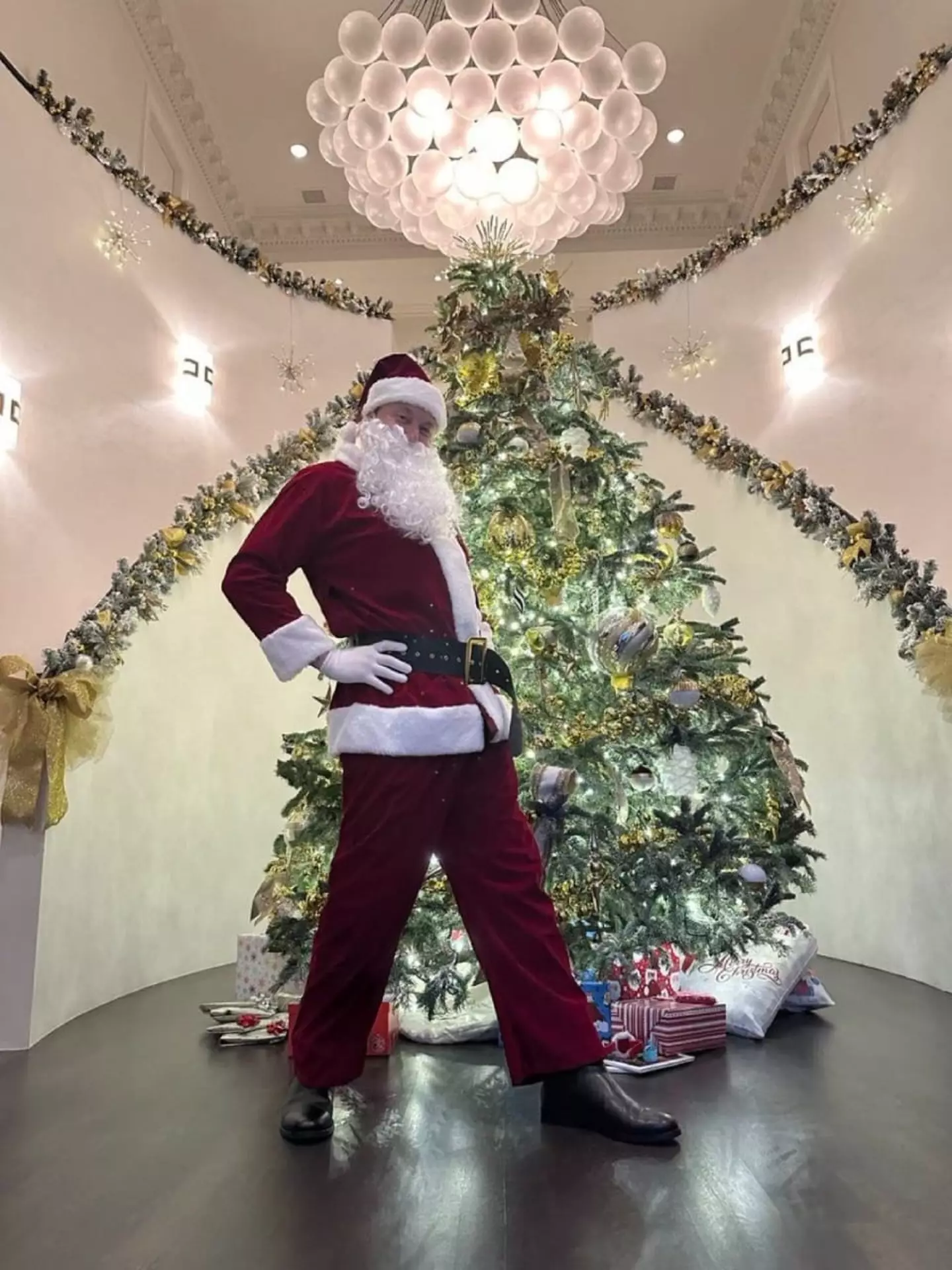 This isn't the first time Elon Musk has dressed up as Santa Claus (Twitter)