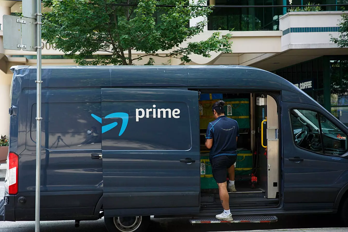 Earning a flat rate does limit how much you can earn, but it also provides a stable and consistent floor no matter the number of orders (Isabella Falsetti/Bloomberg via Getty Images)