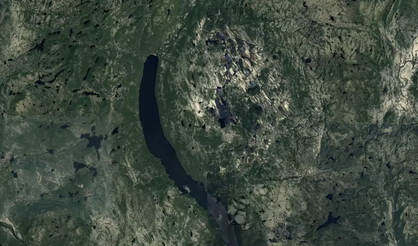 A mysterious pit was discovered in Quebec, Canada using Google Maps (Google Earth)