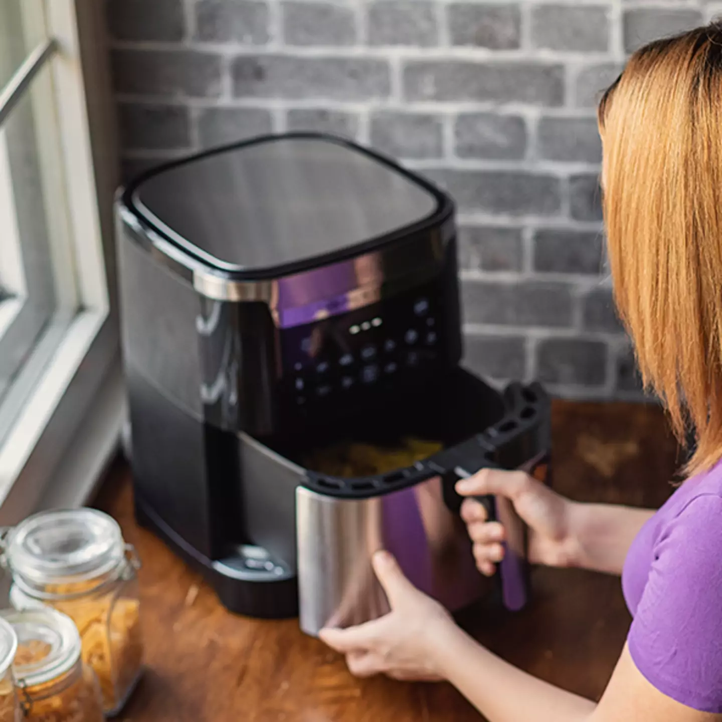 People mind-blown after seeing what really happens inside an air fryer whilst it’s cooking