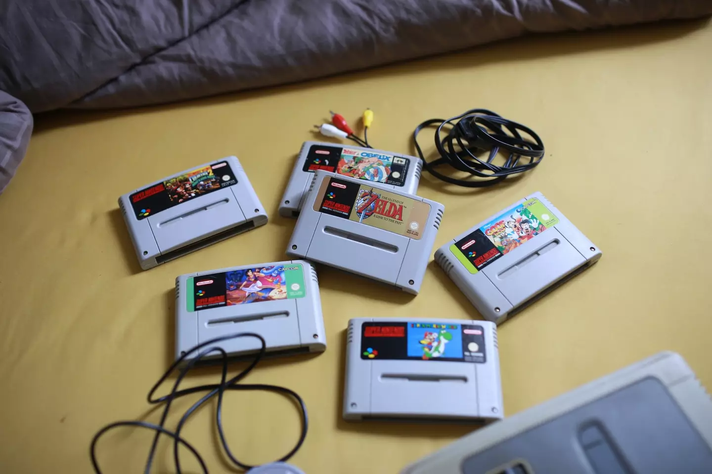 SNES carts showing the grooves that once worked to ‘lock’ them in place /