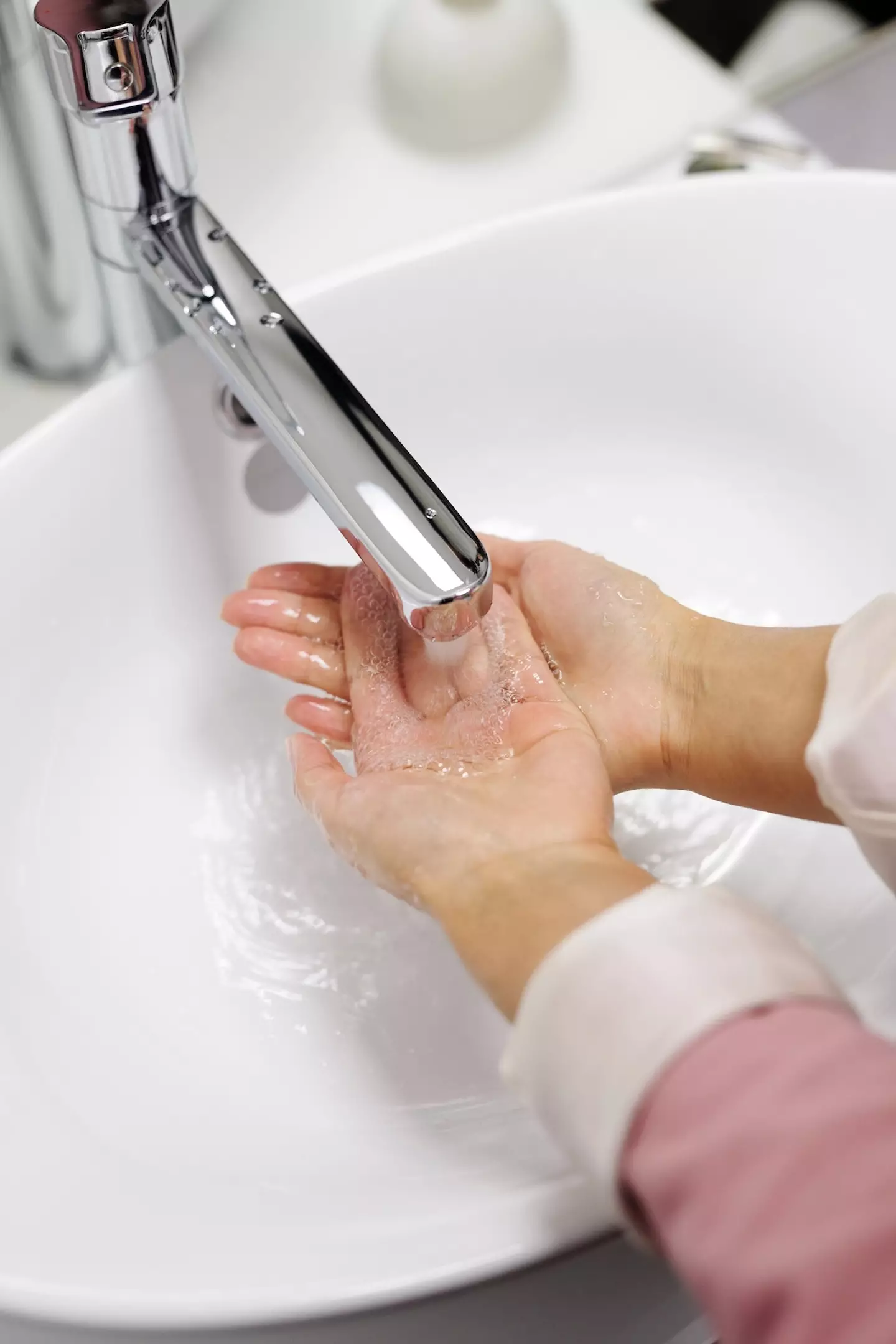 Over 58 percent of US adults claim that they wash their hands.
