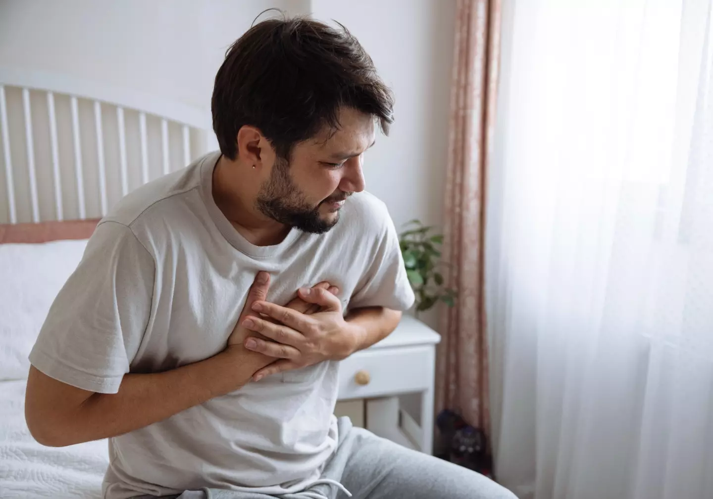 Wenn Sie im Liegen Atembeschwerden haben, sollten Sie einen Termin bei Ihrem Hausarzt vereinbaren (Getty Stock Image)
