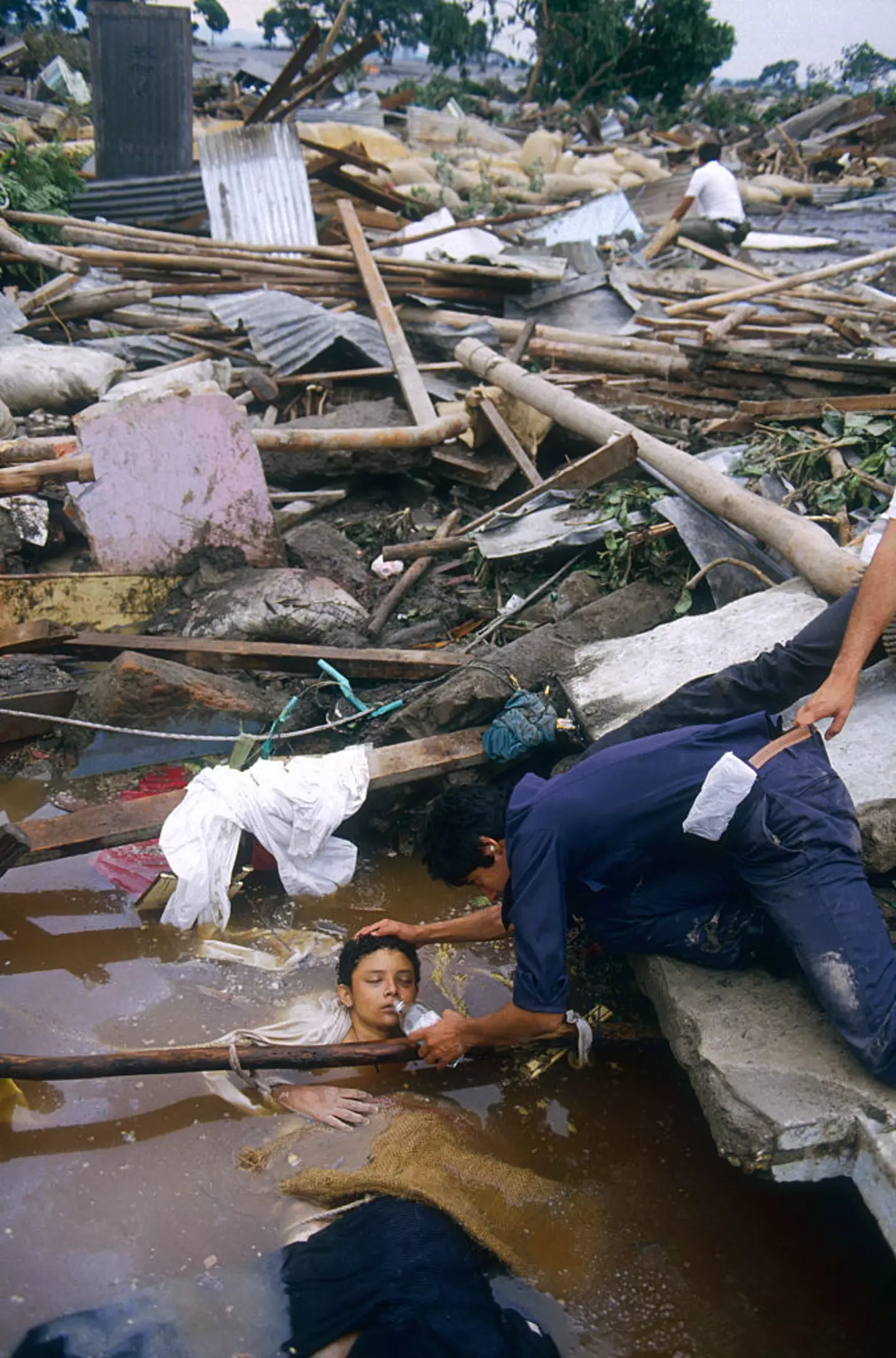 People tried to help Omayra, but she couldn't be freed (Jacques Langevin/Sygma/Sygma via Getty Images)