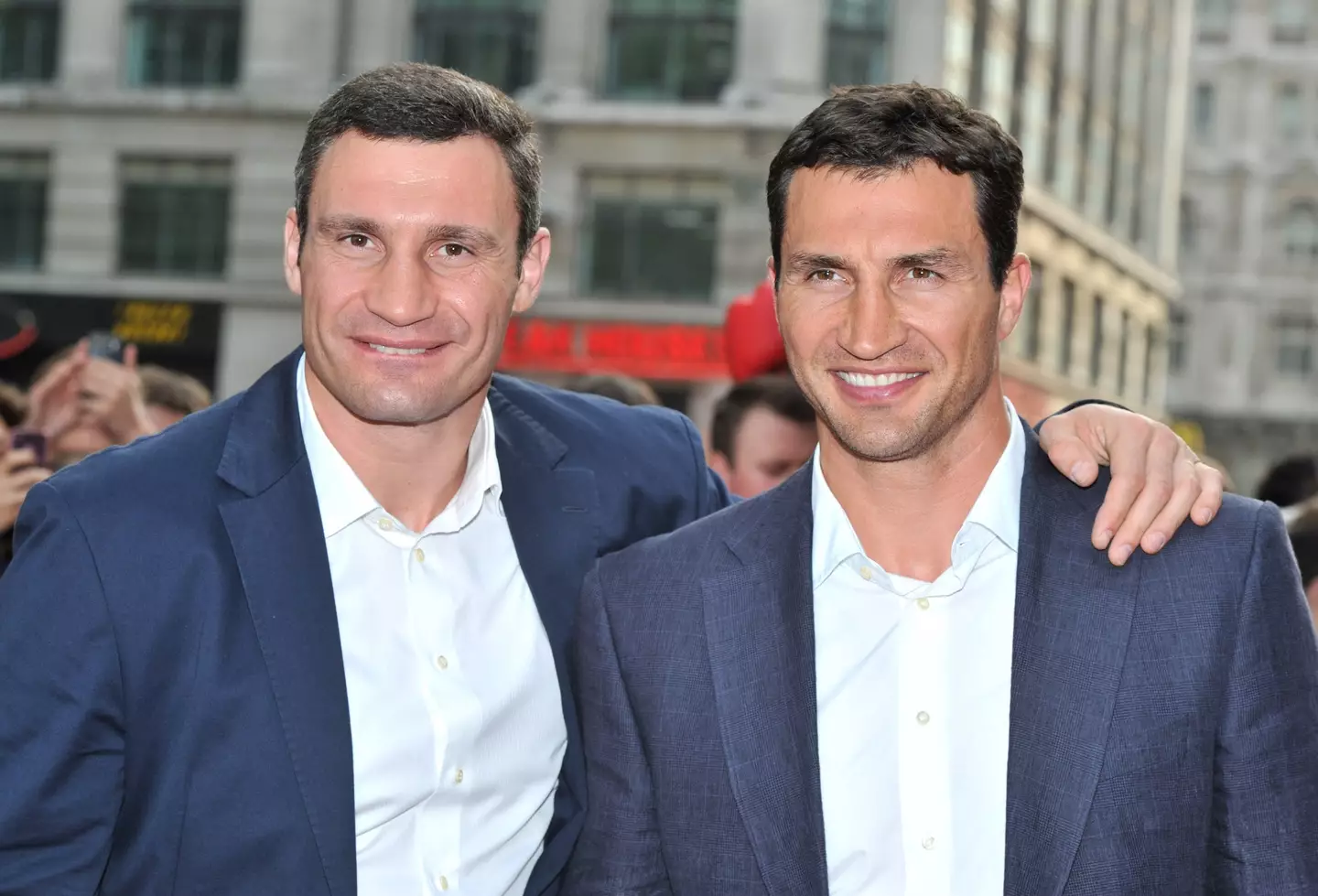 Arnold Schwarzenegger has praised Wladimir and Vitali Klitschko for their bravery.