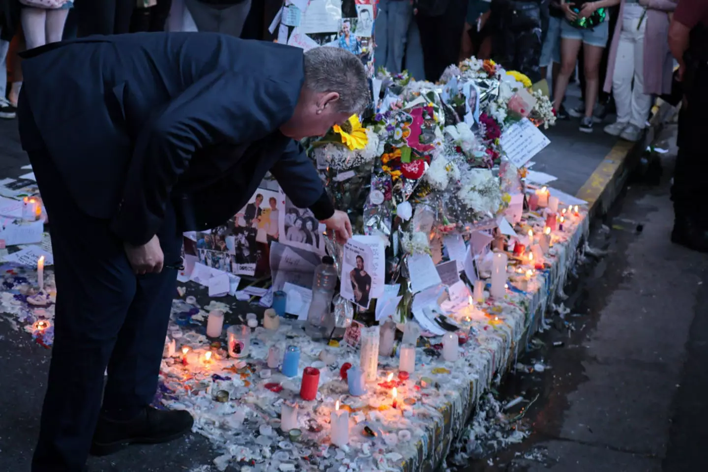 Liam's father 'picked up the pictures to kiss them' (Luciano Gonzalez/Anadolu via Getty Images)