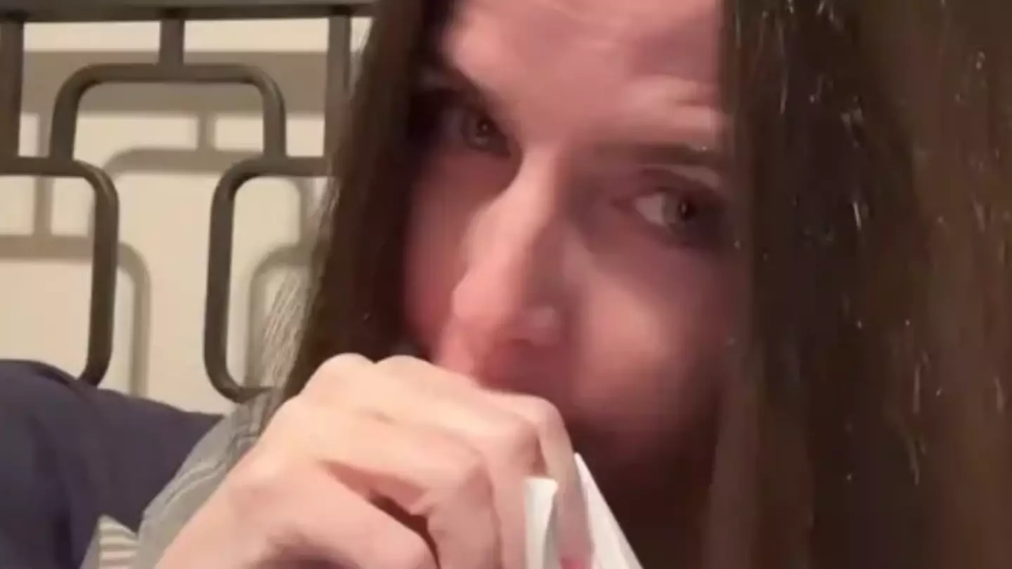 Woman left seriously confused after stranger passes her unusual six-word note while on a date