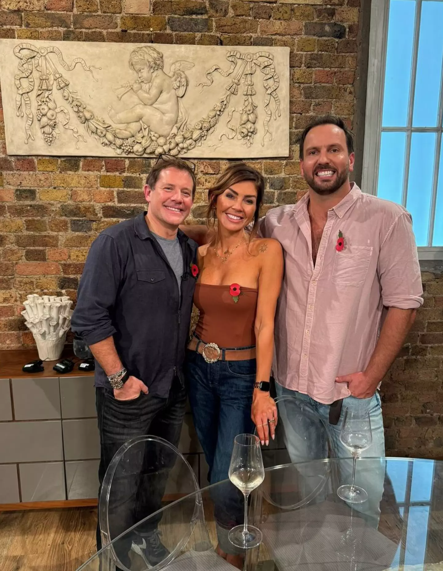 Gasp! She wore a strapless top (Instagram/thecheesytoastshack)