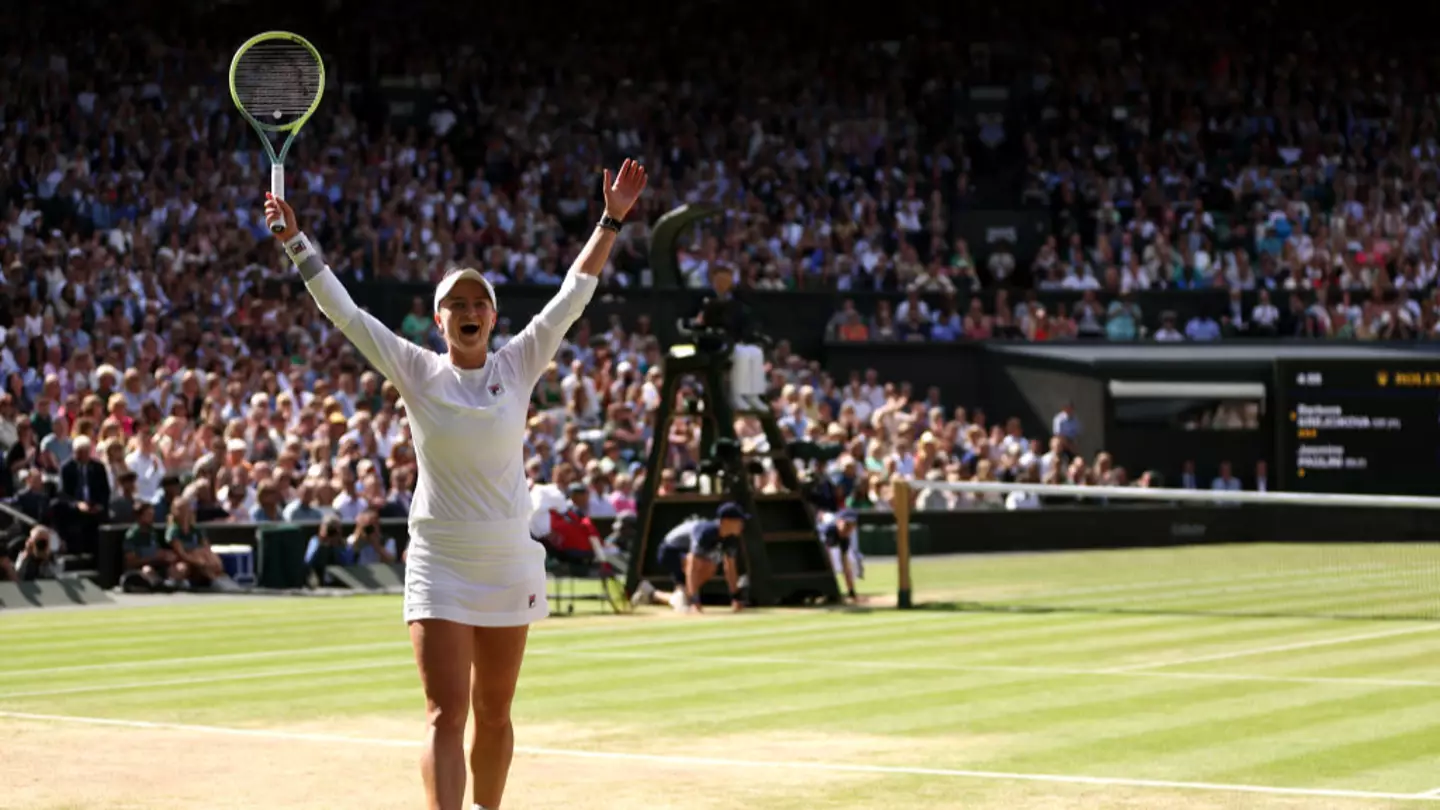 Wimbledon fans make last-minute dash for tickets as three-day countdown begins