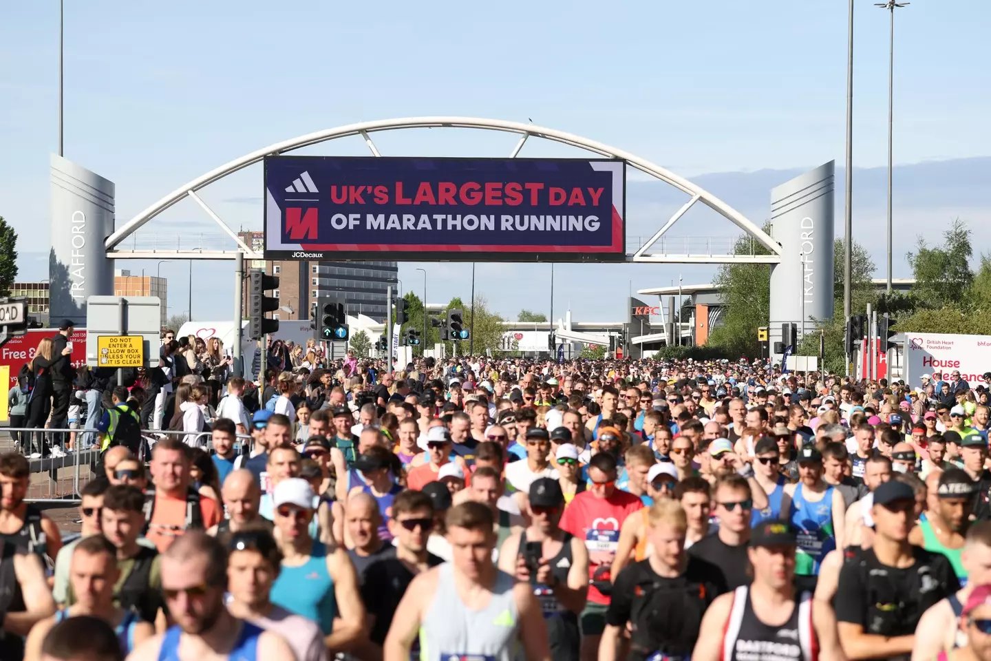 90,000 people ran between Manchester and London on an absolute scorcher. (Supplied)