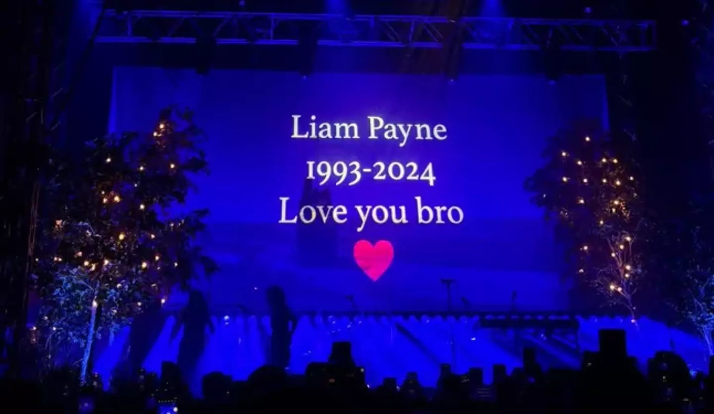 The message appeared on-screen at the end of the concert (X/updatingljp)