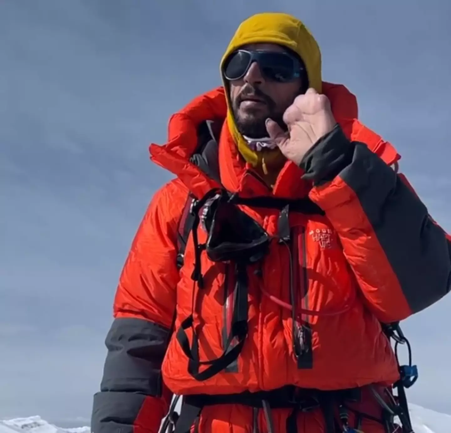 Mountain climber reveals challenges he faced using frostbite hand after hike almost cost him his life 2 He had his frostbitten fingers amputated, but hasn't given up on climbing mountains. (Instagram/@fahad917)