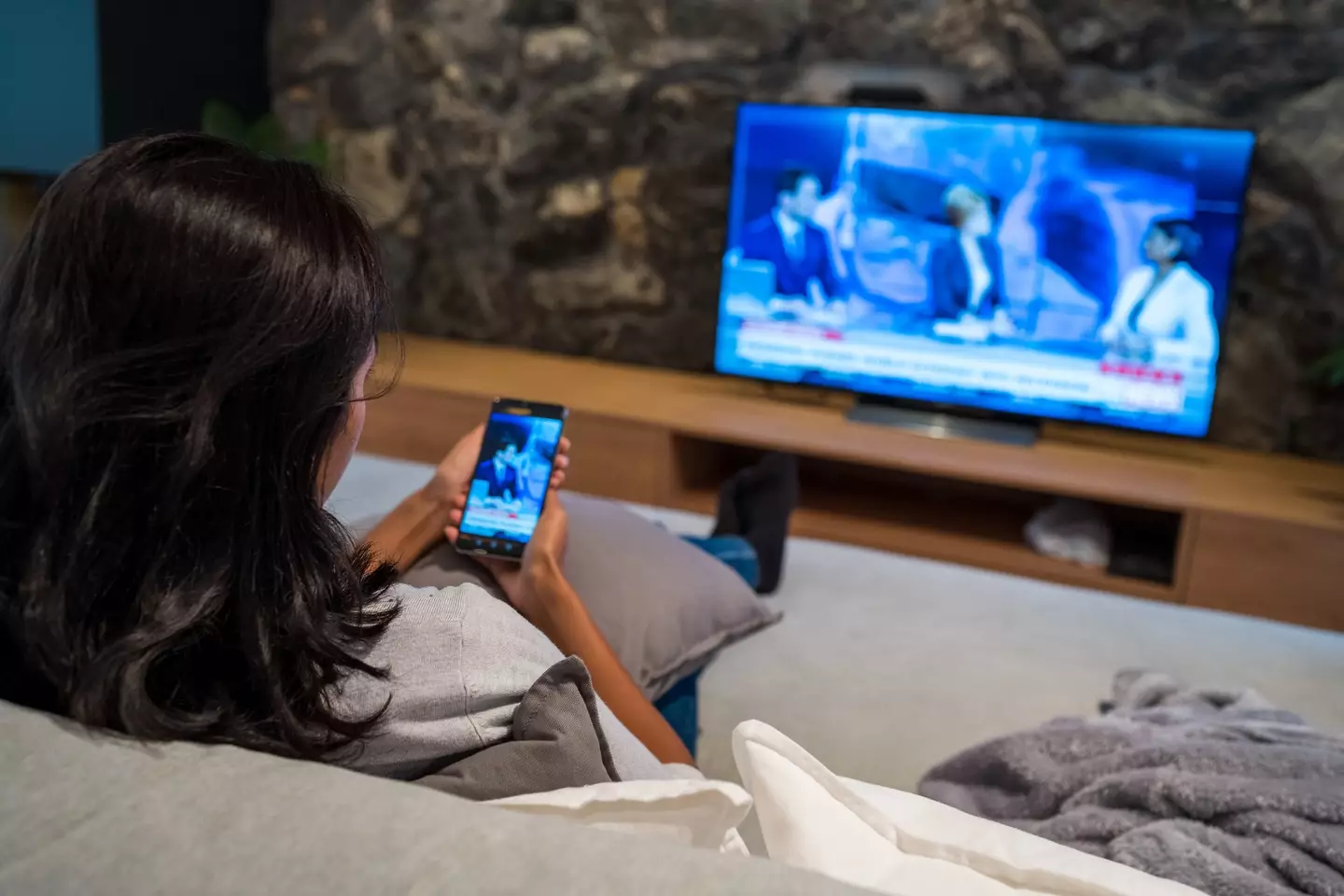 The findings from a between-subjects experiment concluded that going on social media while watching TV 'impairs emotional responses'.