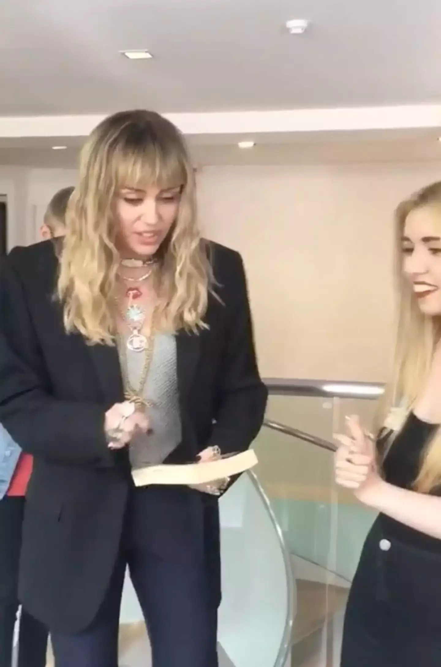 She asked for a lighter when she meant to say she needed a pen to sign the book. (TikTok/@georgina_jgr)