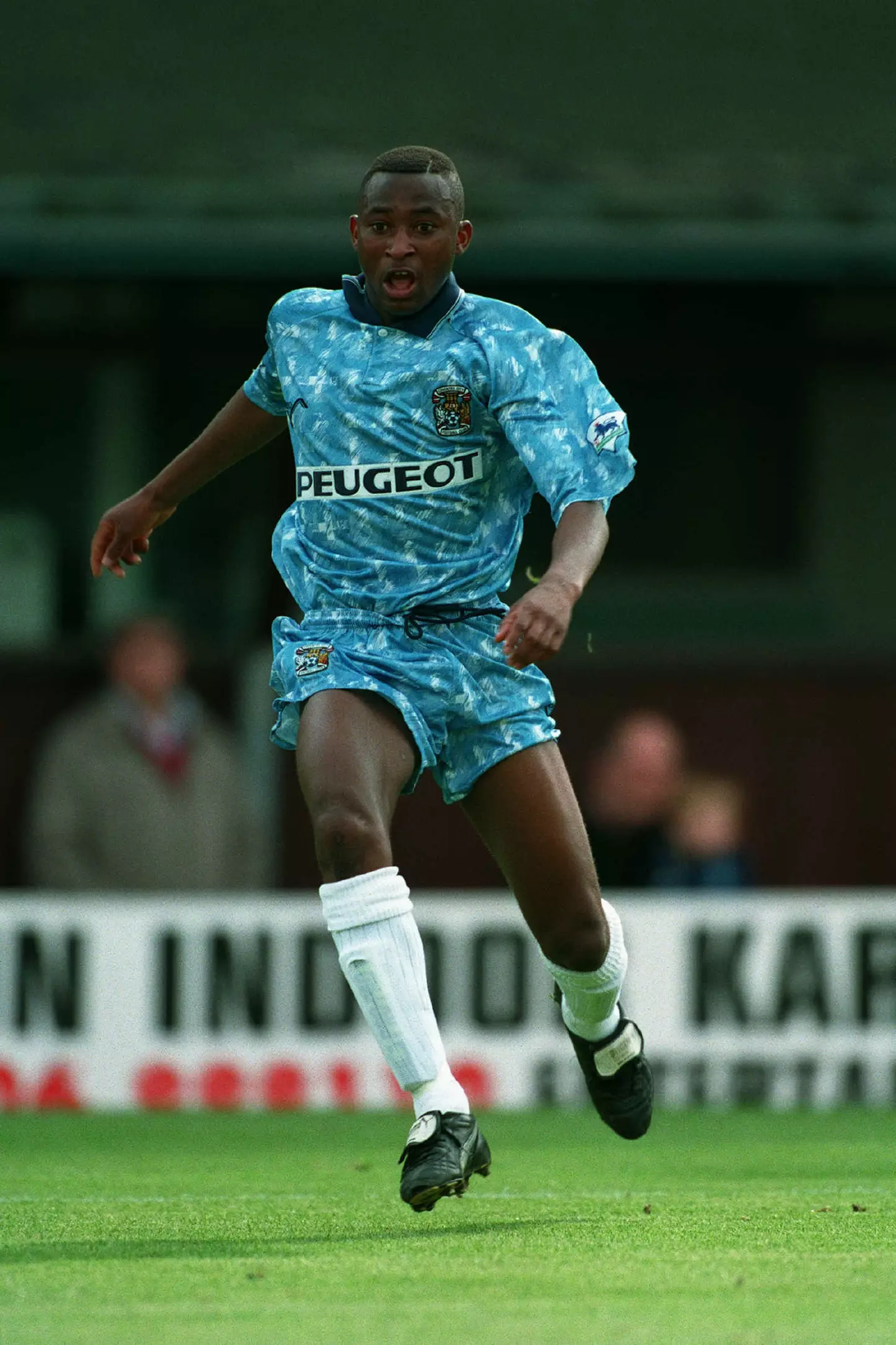Peter Ndlovu playing for Coventry City.