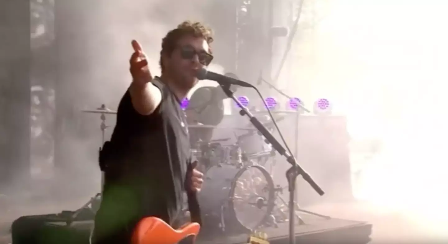 Kerr suggested that no one in the crowd liked rock music.