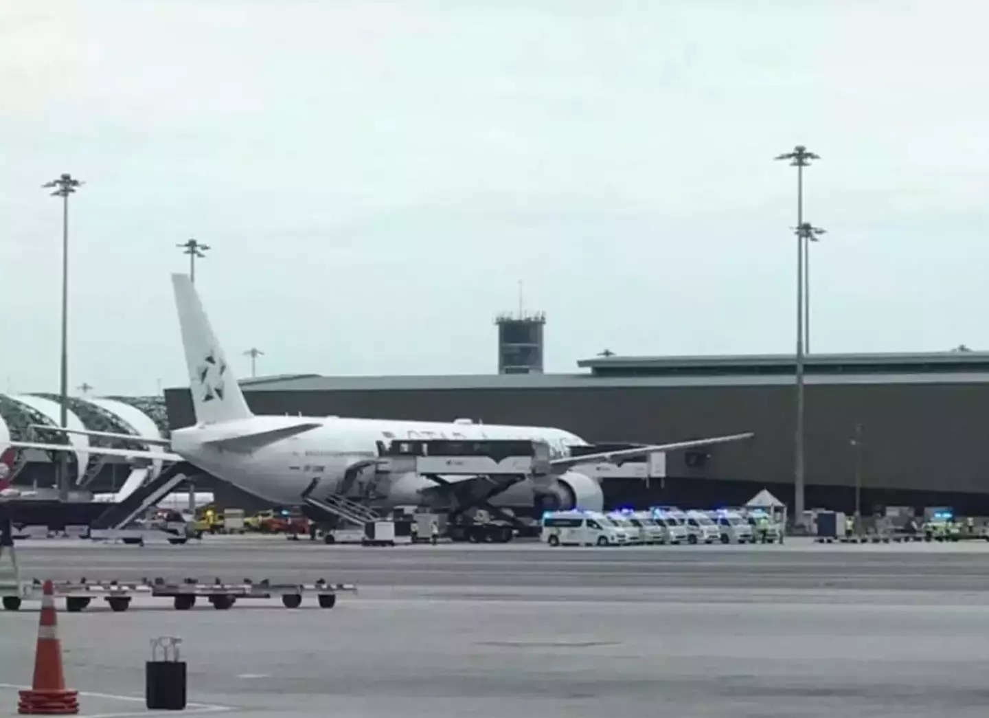 Singapore Airlines flight SQ321 experienced severe turbulence, resulting in the death of one passenger and several other injuries. (X/@tinchok555)