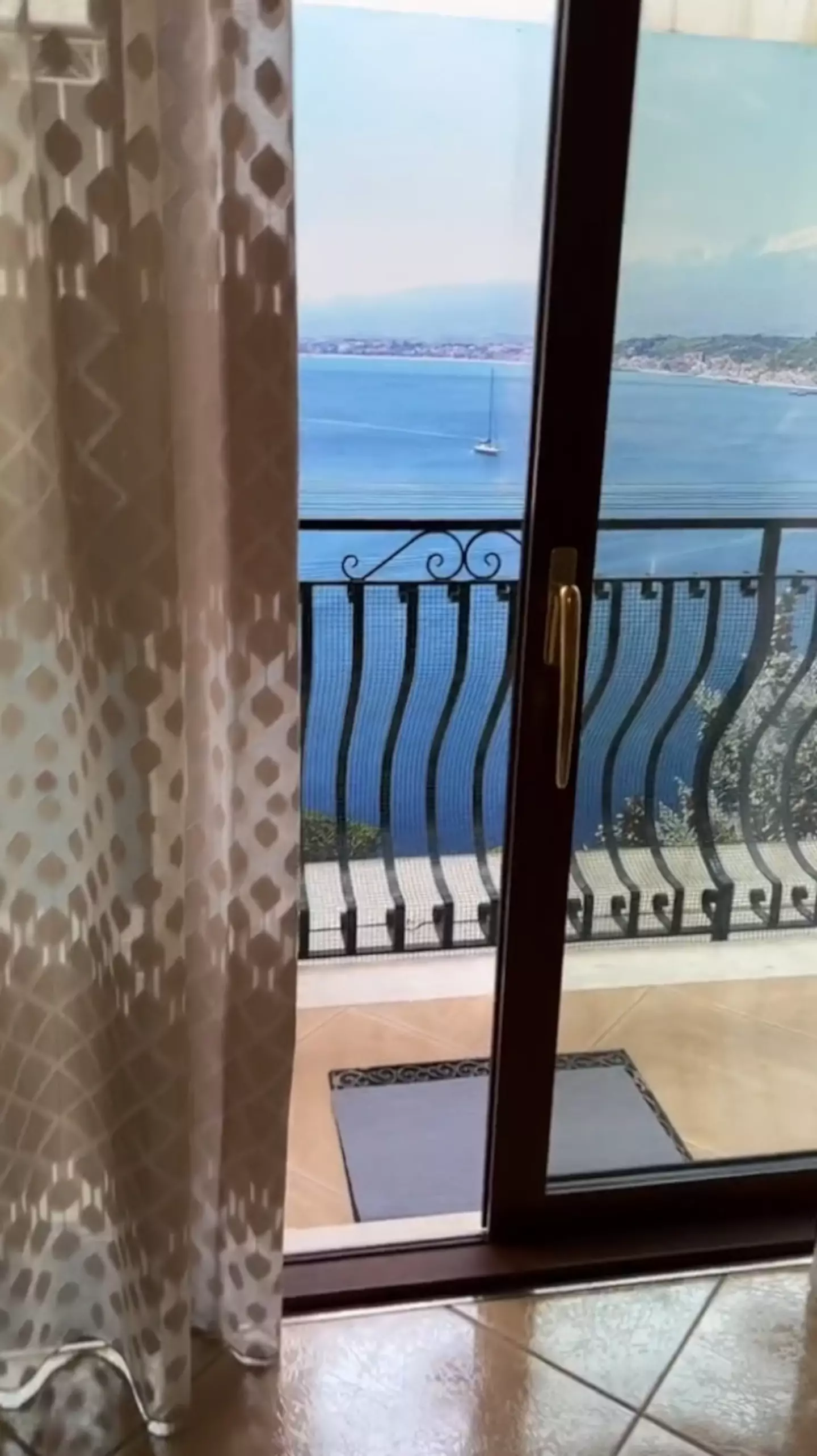 Clarisa couldn't wait to soak up the scenery from her balcony (@clarisamurgia/Newsflash)