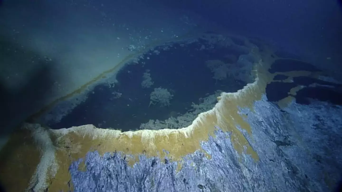 'Jacuzzi of death' in the middle of the sea kills anything that enters it