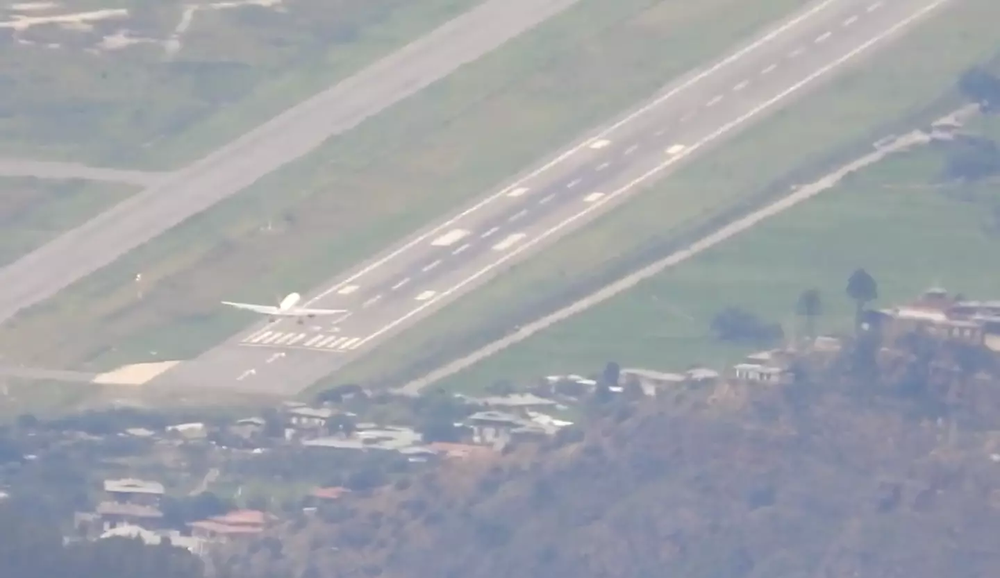 The final landing after weaving between mountains.