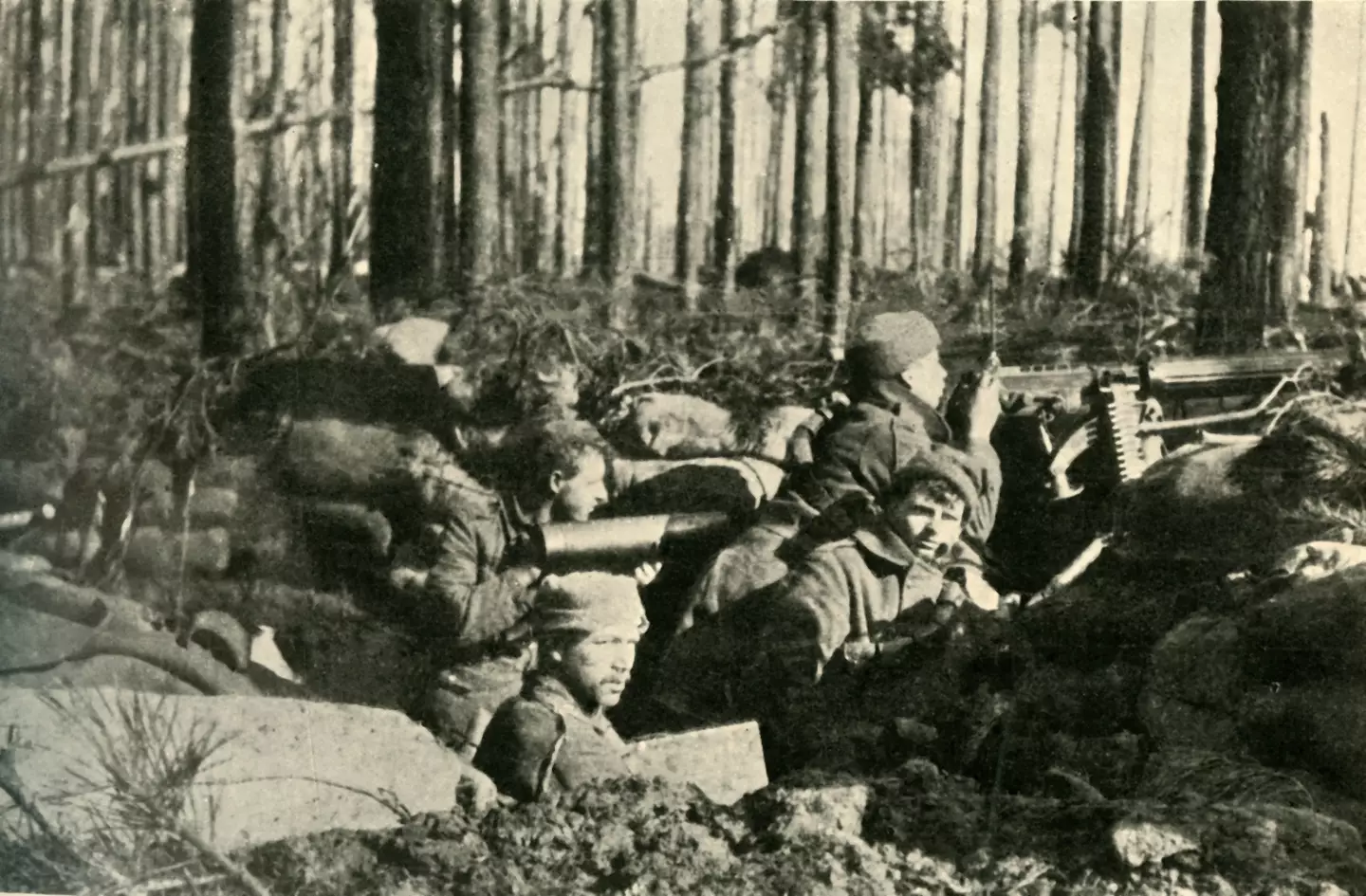 The UK didn't introduce conscription in the First World War until 1916 (The Print Collector via Getty Images)