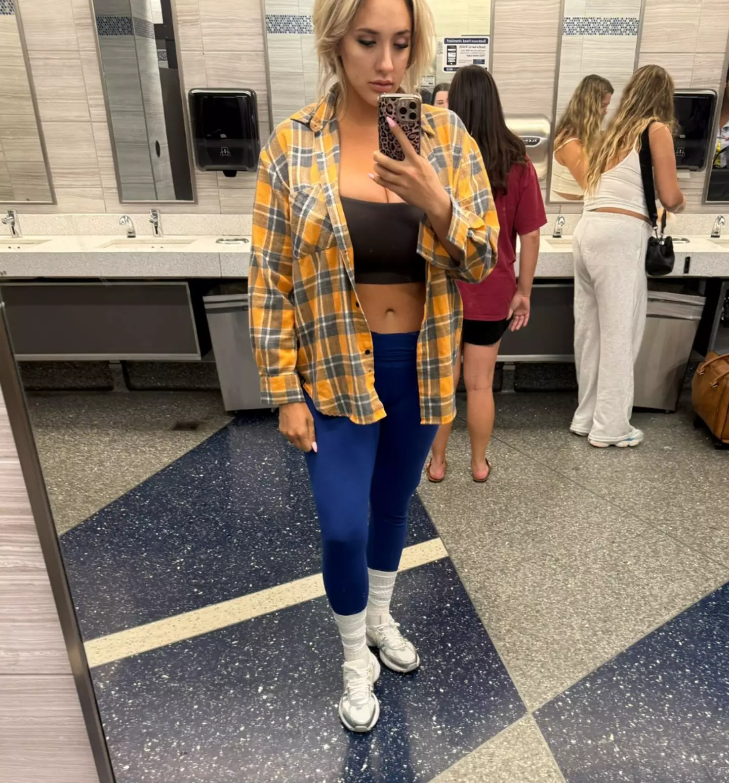 The outfit in question (X/@âsaracheeky1)